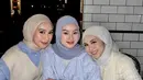 Dugaan Ira Nandha gabung geng Mamayu pun semakin kuat kala Dinda Hauw membagikan potret pertemuan mereka berlima dengan caption "Mamayu". Ira tampak duduk manis bersama Dinda Hauw dan Kesha Ratuliu. Ibu satu anak itu tampak akrab saat mengikuti acara kocok arisan. (Liputan6.com/IG/@dindahw)