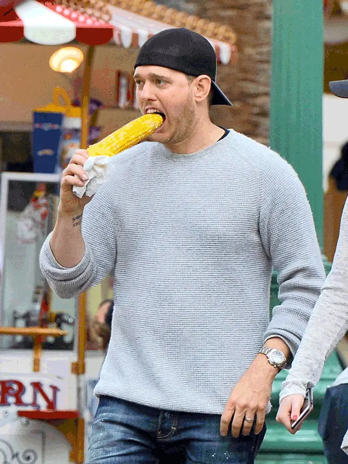 Ups, Foto Meme Michael Buble Makan Jagung Bikin   Netizen Shock