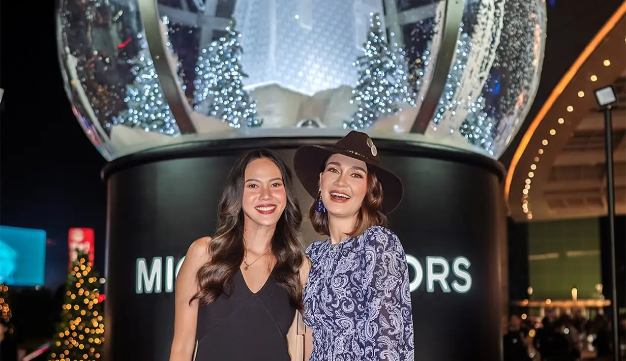 Luna Maya curi perhatian dengan long dress print navy dengan slit di bagian depan. Istri Maxime Bouttier itu lengkapi busananya dengan topi fedora [@delladartyan]