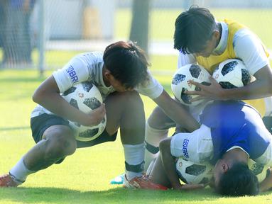Tiga orang pemain berebut bola saat sesi latihan di Lapangan A Senayan, Jakarta, Kamis (20/7/2023). Sebanyak 34 pemain mengikuti seleksi skuad Piala Dunia U-17 2023 di Indonesia. (Bola.com/M Iqbal Ichsan)