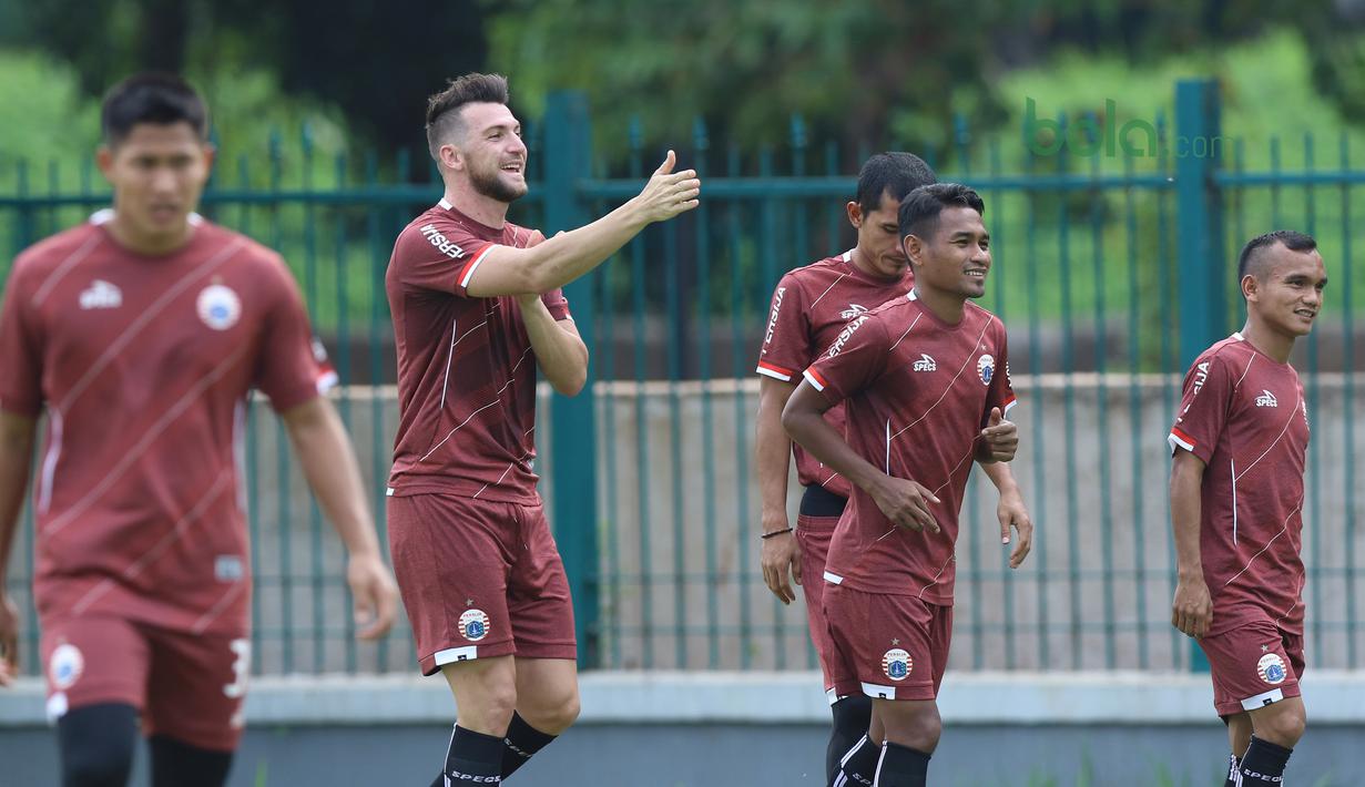 Ekspresi Marko Simic sat melakukan pemanasan pada sesi latihan jelang melawan Tampines Rovers Piala AFC 2018 di Lapangan ABC, Senayan, Jakarta (27/2/2018). Marko Simic menjadi menjadi salah satu andalan Persija musim 2018. (Bola.com/Nick Hanoatubun)