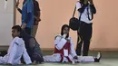 Peserta perempuan melakukan pemanasan sebelum bertanding pada Kejuaraan Terbuka Taekwondo di Banda Aceh (17/7/2019). Kejuaraan Taekwondo ini berlangsung 12-18 Juli 2019. (AFP Photo/Chaideer Mahyuddin)