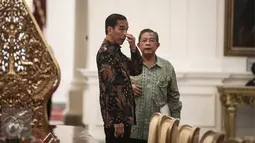 Presiden Jokowi didampingi Menko Perekonomian, Darmin Nasution menunggu kedatangan anggota Dewan Negara China Yang Jiechi di Istana Merdeka, Jakarta, Senin (9/5). Pertemuan tertutup itu membahas persoalan perekonomian. (Liputan6.com/Faizal Fanani)