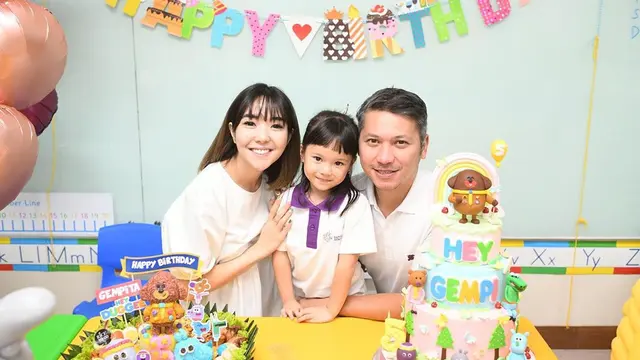 Momen Kompak Gading Marten dan Gisella Anastasia Asuh Gempi. (Sumber: Instagram/gisel_la)