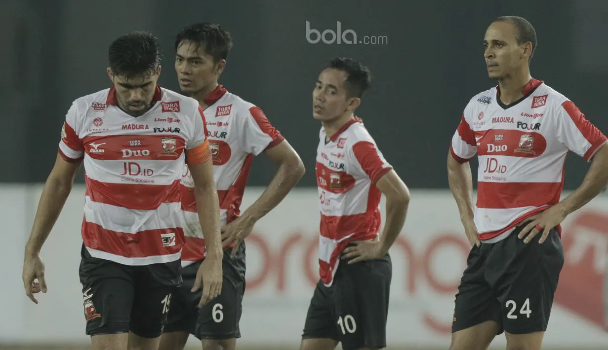 Pemain Madura United tampak kecewa usai dikalahkan Bhayangkara FC pada  laga lanjutan liga 1 di Stadion Patriot, Bekasi, kamis (13/7/2017). Bhayangkara FC menang 2-1 atas Madura United. (Bola.com/M Iqbal Ichsan)