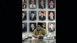Ketua Fraksi Golkar di DPR Ade Komaruddin memberikan pernyataan sikap terkait polemik putusan sidang Mahkamah Partai terkait sengketa dualisme kepengurusan di Senayan, Jakarta, Jumat (6/3/2015). (Liputan6.com/Andrian M Tunay)