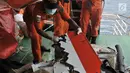 Tim SAR mengevakuasi barang korban dan puing pesawat Lion Air JT 610 saat pencarian hari kedua di laut utara Karawang, Jawa Barat, Selasa (30/10). Pencarian korban Lion Air dilakukan dengan menyisiri Pantai Tanjung Pakis. (Merdeka.com/Iqbal S. Nugroho)