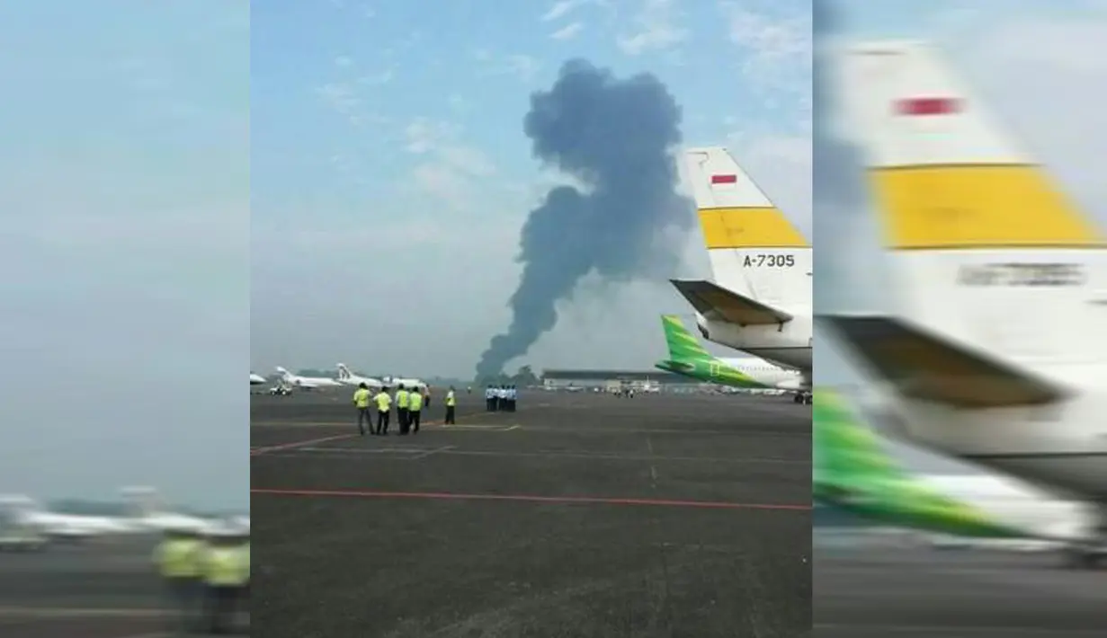 Asap hitam tampak membumbung akibat terbakarnya pesawat F-16 milik TNI AU di Lanud Halim Perdanakusuma, Jakarta, Kamis (16/4/2015).(twitter.com/GerryS)