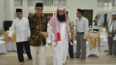 Sheikh Dr Muraweh Musa Nasar tiba saat mengunjungi MAJT, Semarang, Senin (22/4). Sheikh Dr Muraweh Musa Nasar adalah Ketua Divisi Lajnah Baitulmaqdis, Asosiasi Ulama Internasional, Salah satu ulama terkemuka yang bertanggungjawab untuk memberdayakan umat Islam di Baitulmaqdis. (Liputan6.com/Gholib)
