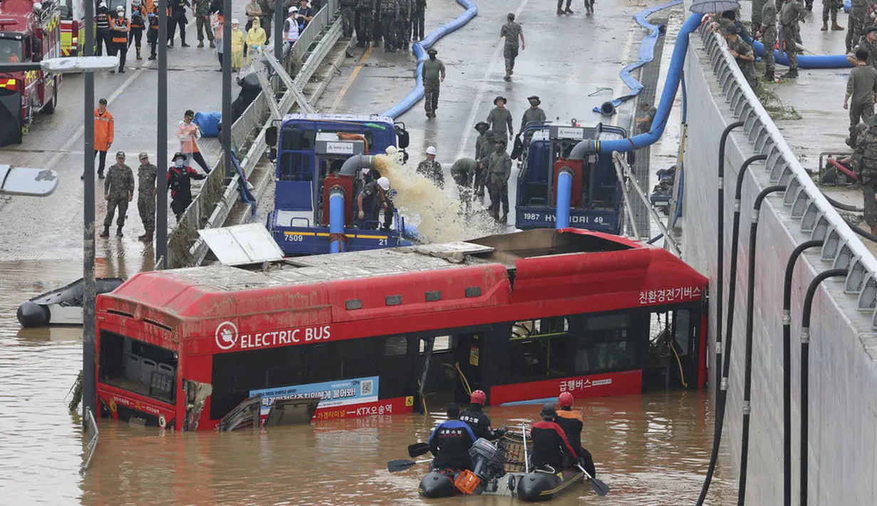 <p>Sebelumnya, Tim SAR berusaha melakukan penyelamatan untuk menjangkau orang-orang yang terperangkap di terowongan saat banjir. (Kim Ju-hyung/Yonhap via AP)</p>