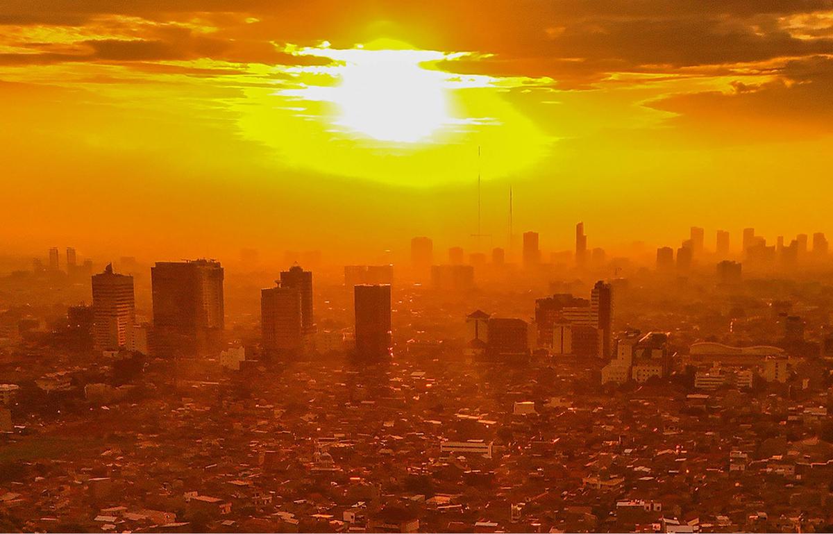 Keindahan Kota Jakarta yang Padat Penduduk di Kala Senja