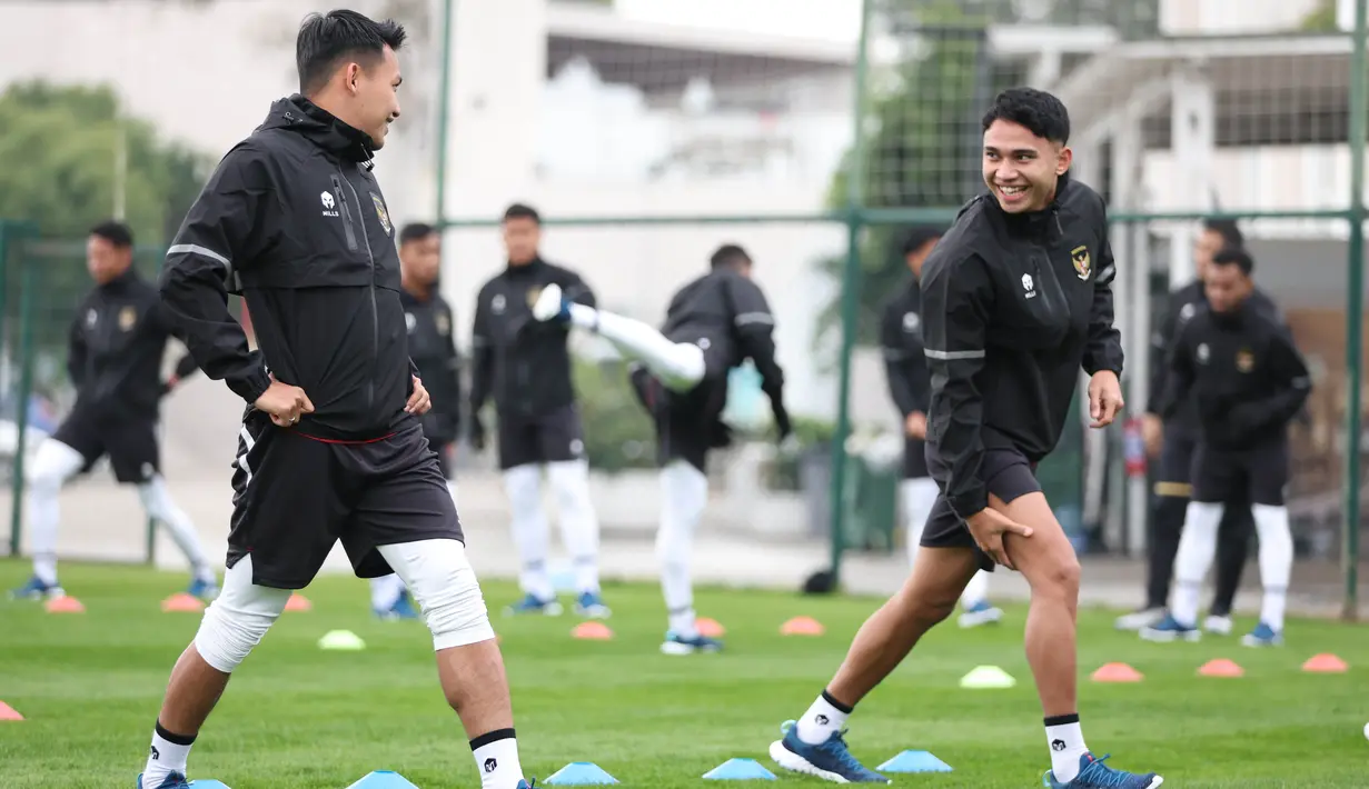 <p>Pemain Timnas Indonesia, Marselino Ferdinan (kanan) dan Witan Sulaiman, melakukan pemanasan saat mengikuti pemusatan latihan di Turki, Kamis (21/12/2023). (Dok. PSSI)</p>