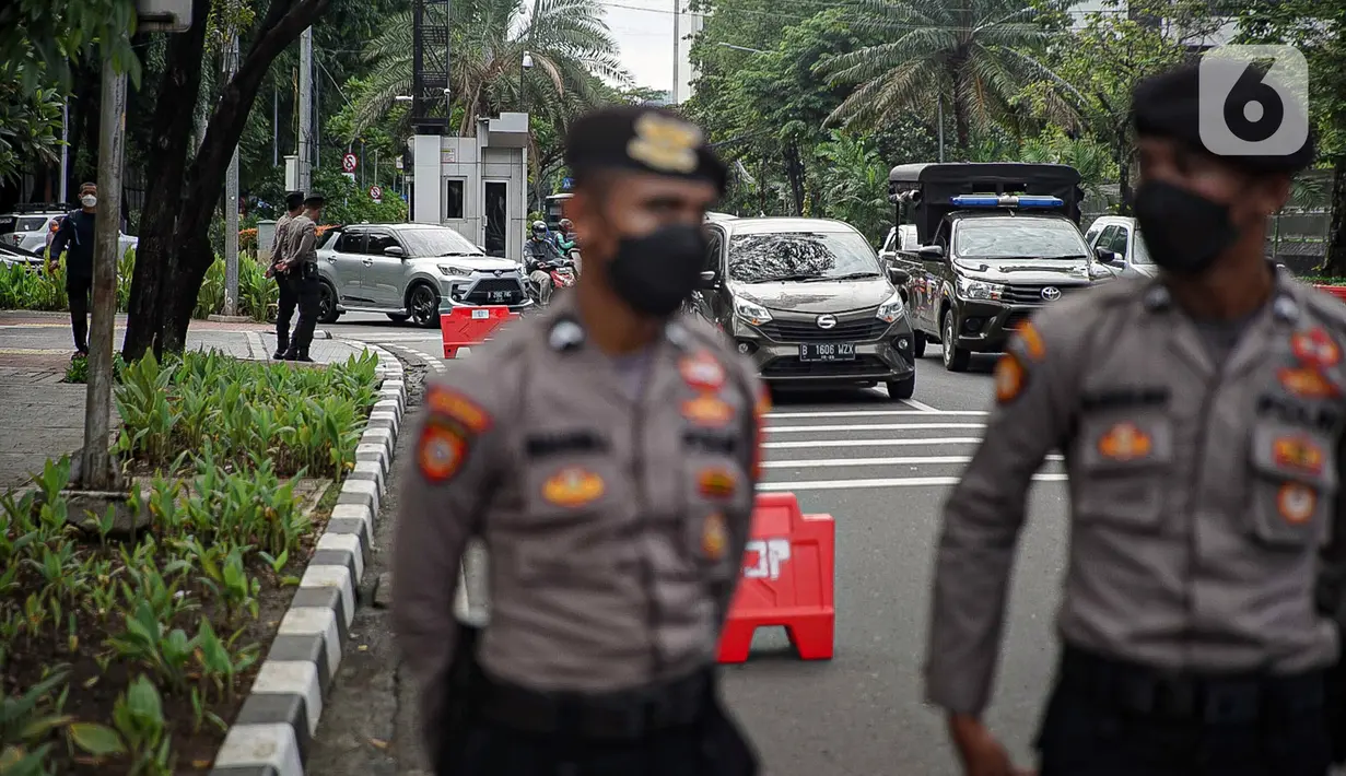 Polisi melakukan penjagaan saat penyisiran di Gereja Katedral, Jakarta, Jumat (24/12/2021). Sterilisasi sejumlah gereja juga untuk memberi rasa aman kepada jemaat yang akan melakukan rangkaian ibadah Natal. (Liputan6.com/Faizal Fanani)