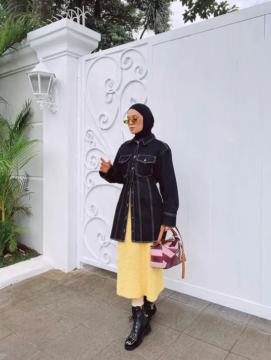 <p>Tampil lebih fresh, padukan warna cerah pada outfitmu. Busana ala Tantri Namirah bisa jadi inspirasi dengan pilihan warna kuning yang menyegarkan. [Instagram/tantrinamirah]</p>
