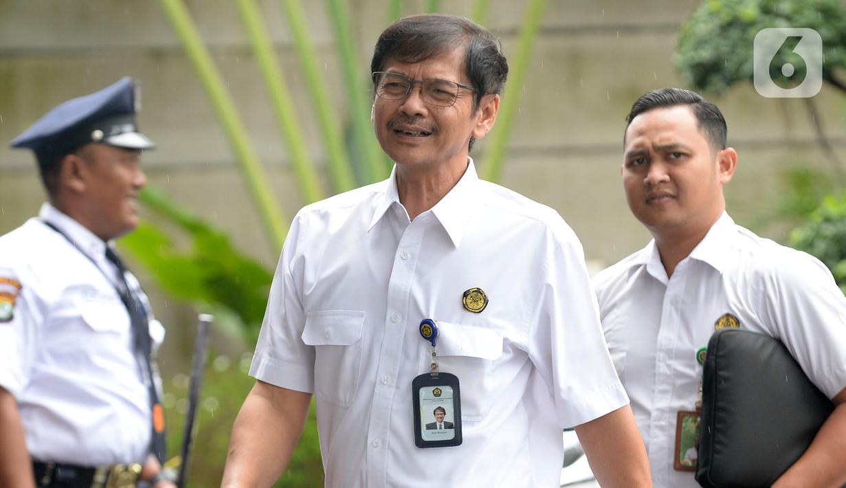 Direktur Jenderal Ketenagalistrikan (Gatrik) Kementerian ESDM, Rida Mulyana  tiba di Gedung KPK, Jakarta, Kamis (5/3/2020). Kedatangan Rida Mulyana untuk rapat kordinasi bersama Menteri ESDM Arifin Tasrif dan pimpinan KPK terkait pengolahan sampah menjadi tenaga listrik. (merdeka.com/Dwi Narwoko)