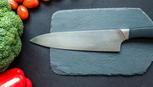 ilustrasi pisau dan talenan/Photo by Lukas from Pexels