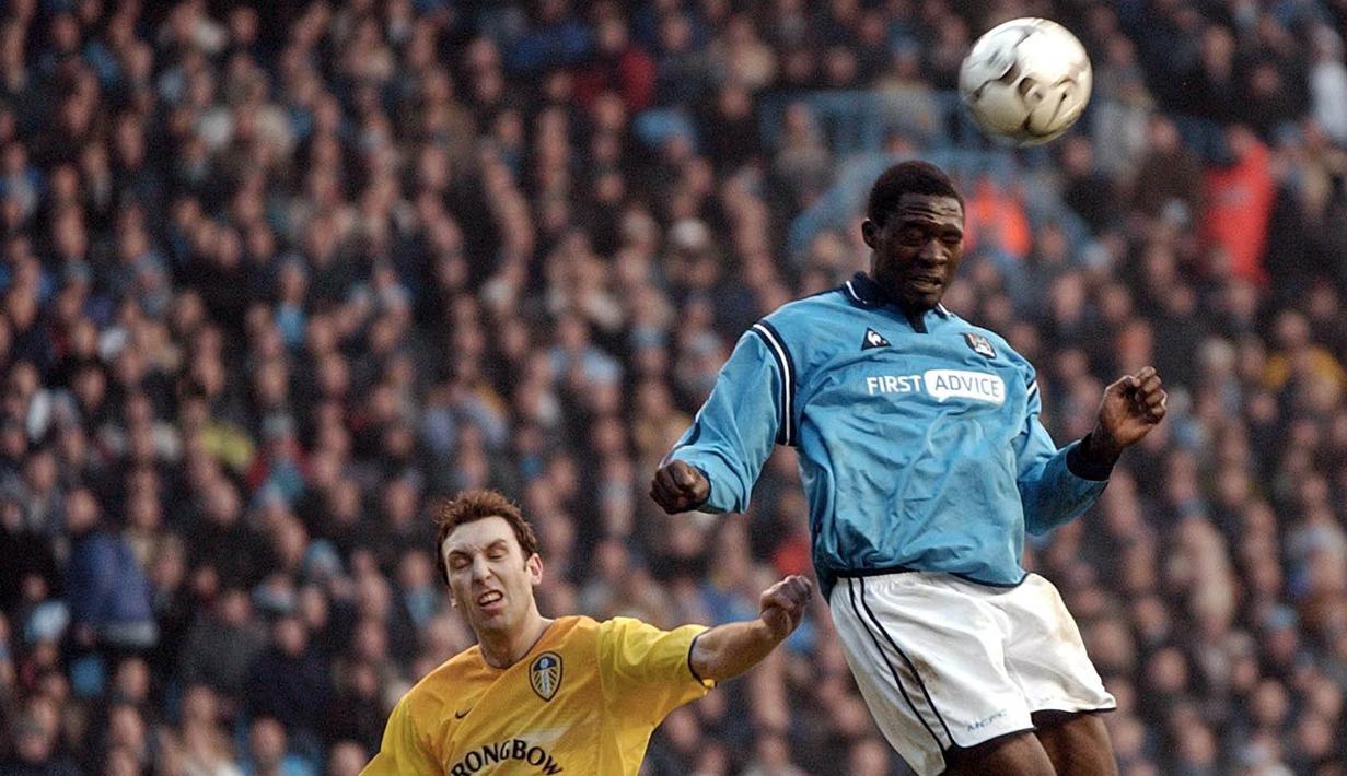 9. Marc Vivien Foe (Manchester City) - The Citizens memutuskan memensiunkan nomor punggung 23 untuk penghormatan atas kematian pemainnya. Pemain Kamerun ini meninggal saat laga Piala Konfederasi 2003 menghadapi Kolombia. (AFP/Paul Barker)
