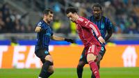 Pemain Liverpool, Curtis Jones (tengah), dibayangi pemain Inter Milan Henrikh Mkhitaryan (kiri) dan Marcus Thuram dalam laga Liga Champions di Giuseppe Meazza, Italia, Rabu, (10/12/2025). (AP Photo/Luca Bruno)