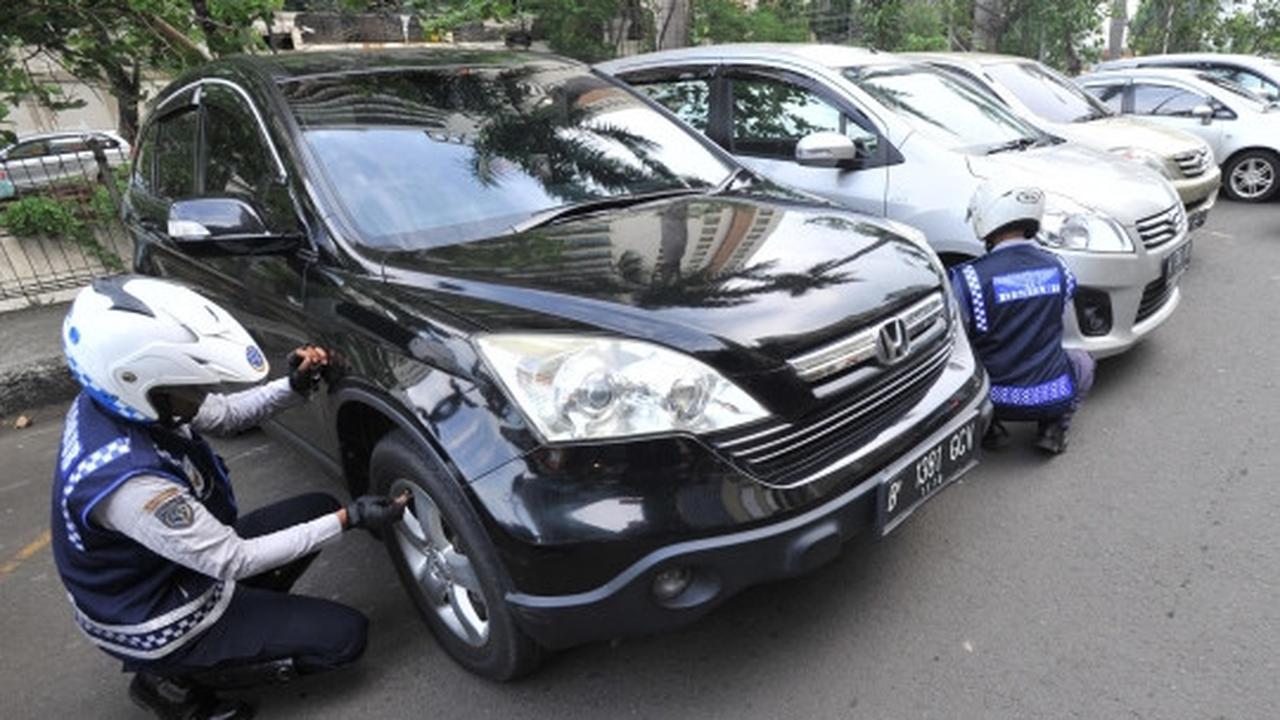 Tertibkan parkir liar di Thamrin City, petugas angkut ratusan motor