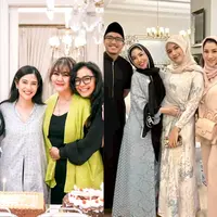 Bukber bareng keluarga Nia Ramadhani, Marshanda tampil fresh dengan blus warna ungu dan rok floral dominasi warna kuning cerah. [@marshanda99]