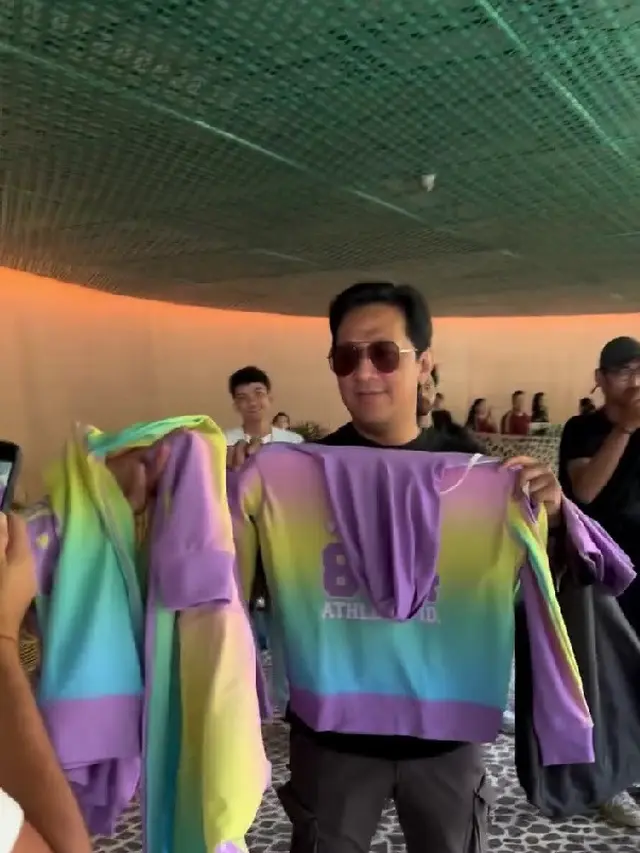 Pakai Setelan Warna-Warni untuk ke Pantai, Intip Momen Kocak  Andre Taulany yang Kembali Bagikan Seragam untuk The Prediksi