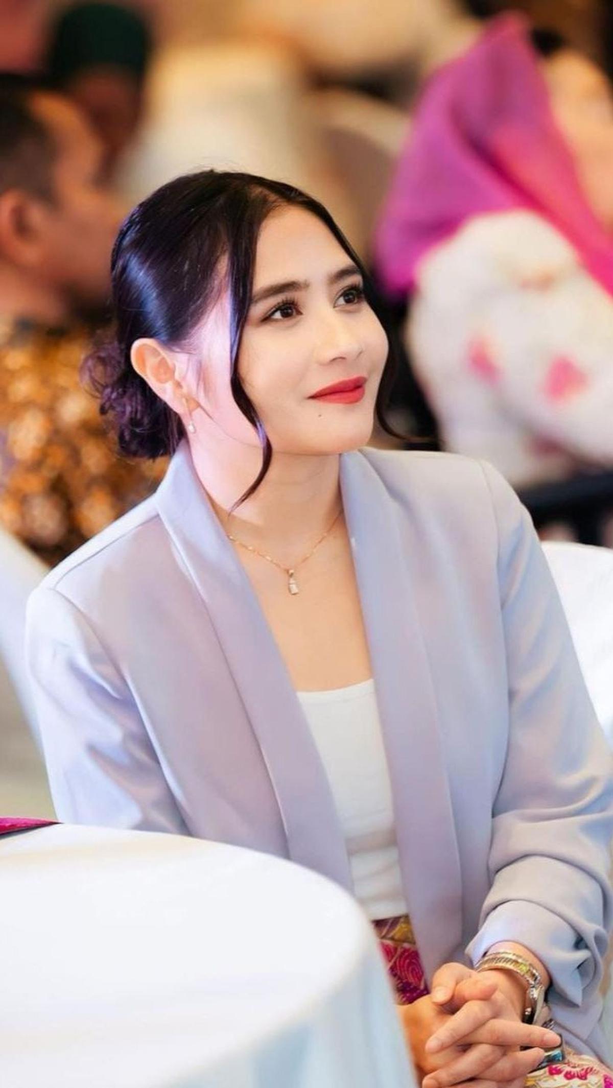 Makeup Prilly juga disorot lantaran tampil dengan natural. Diketahui bahwa ia make up sendiri tanpa MUA.<br>