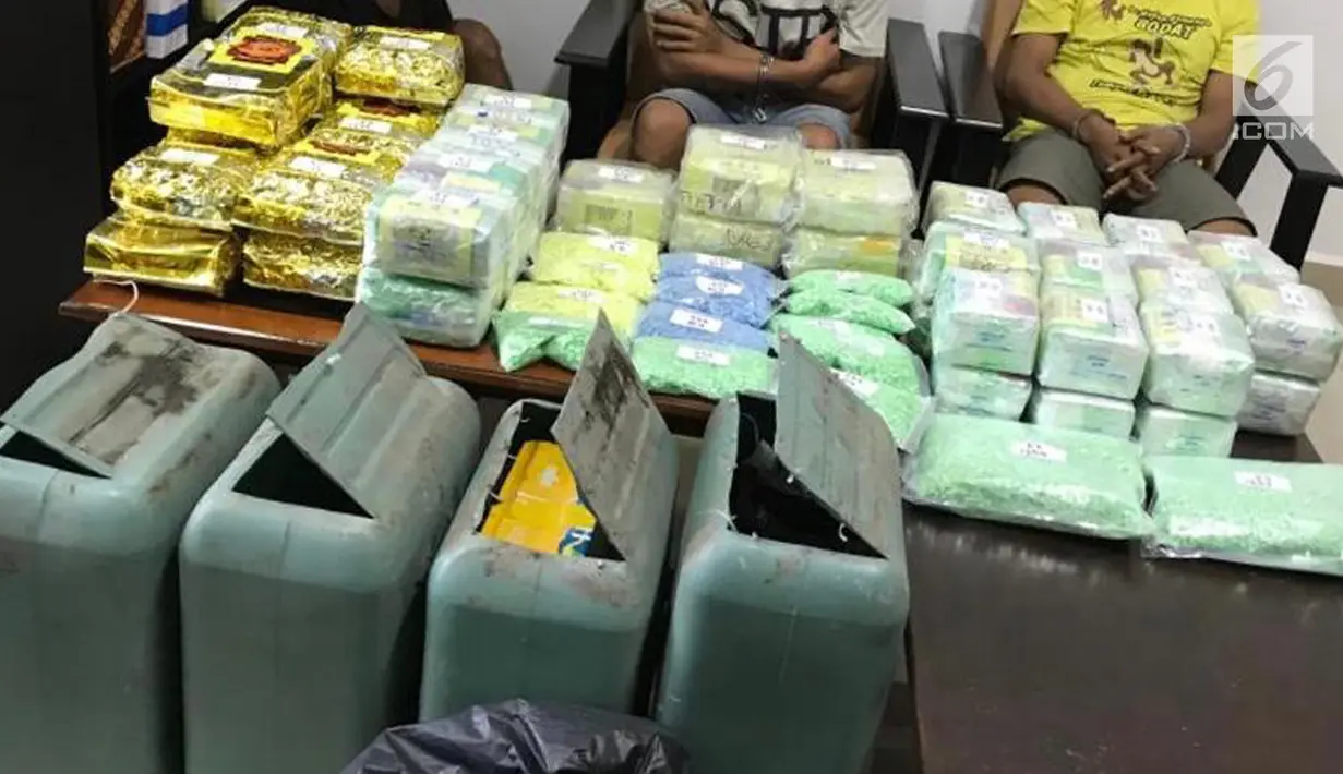 Barang bukti narkoba jenis sabu dan ekstasi yang disita oleh Badan Narkotika Nasional (BNN) dalam upaya penyelundupan di wilayah Dumai, Riau, Jumat (17/5/2019). Petugas BNN menangkap empat pelaku dalam kasus ini. (Liputan6.com/HO/Tim BNN)