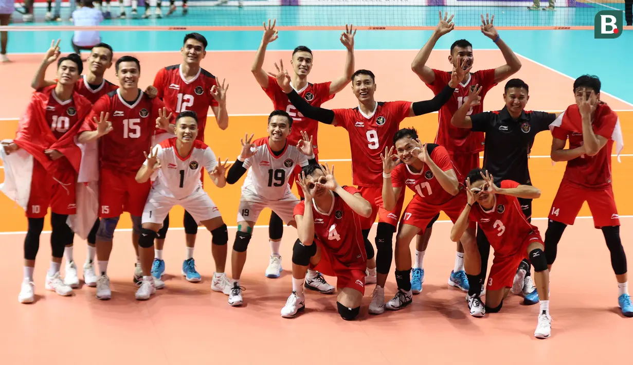 <p>Sejumlah pemain Timnas Bola Voli Putra Indonesia memberikan gestur angka tiga saat merayakan kemenangan pada laga final SEA Games 2023 di Phnom Penh, Kamboja, Minggu (08/05/2023). Skuad asuhan Jeff Jiang Jie menang tiga set langsung (25-21, 25-10, 25-15) atas tuan rumah Kamboja. (Bola.com/Abdul Aziz)</p>