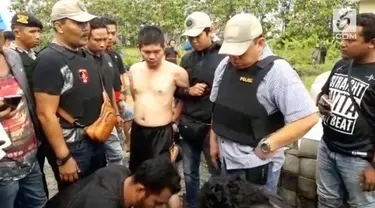 Brigadir Jumadi ditangkap petugas di rumah keluarganya. Ia merupakan polisi yang merampok uang kas Bank Mandiri senilai Rp 10 M