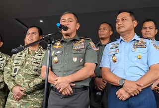 Kepala Staf TNI Angkatan Darat (KSAD) Jenderal TNI Maruli Simanjuntak (tengah) di Mako Korps Marinir, Jakarta Pusat, Rabu (18/2/2026). (Foto: Merdeka.com/Nur Habibie).