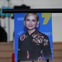 Acara yang digelar untuk menghormati mendiang Halyna Hutchins yang tertembak di lokasi syuting film Rust oleh Alec Baldwin.(AP Photo/Andres Leighton)