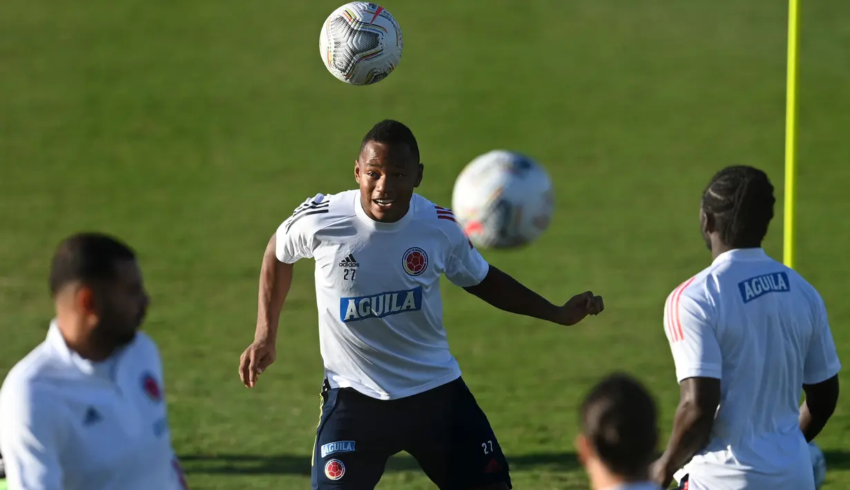 Para pemain timnas Kolombia mengontrol bola sebelum sesi latihan jelang perebutan juara ketiga Copa America 2021 melawan Peru, di Brasilia, Brasil, Kamis (8/7/2021). Laga Kolombia vs Peru akan digelar di Stadion Nasional, Sabtu, 10 Juli pada pukul 07.00 WIB. (EVARISTO SA/AFP)