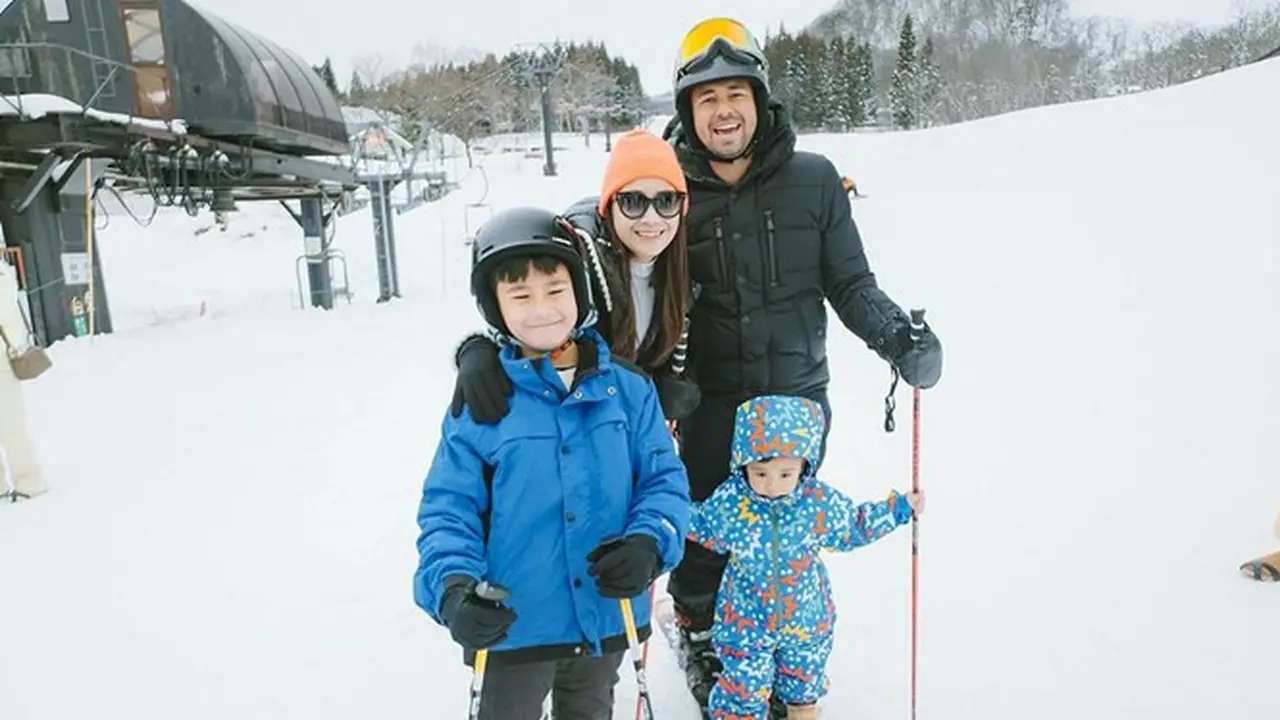 7 Potret Raffi Ahmad dan Keluarga Liburan di Hakuba, Seru Main Ice Skating