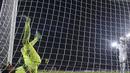 Fernando Muslera gagal menyelamatkan gawangnya. (REUTERS/Marcos Brindicci)