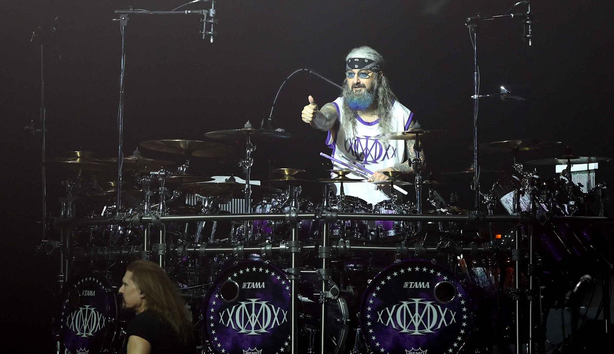 Diketahui, Mike Portnoy bergabung lagi sejak 2023 setelah sempat keluar pada 2010. Tampak dalam foto, grup band metal legendaris, Dream Theater saat tampil pada Konser "An Evening With Dream Theater - 40th Anniversary Tour" di Beach City International Stadium, Jakarta, Sabtu 7 Februari 2026. (Kapanlagi.com/Budy Santoso)