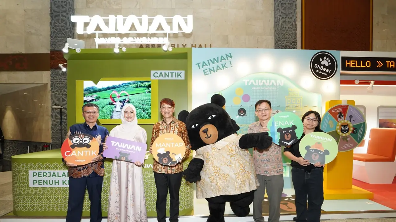 Wakil Kepala TETO Trust Lin, Indah Nada Puspita, Direktur Dinas Pariwisata Taiwan di Jakarta, Zhou Shi-bi, Direktur bag.Pers Informasi TETO William Hsu, dan Manager Marketing Biro Turism Taiwan, Kelly berfoto bersama di acara Waves of Taiwan.