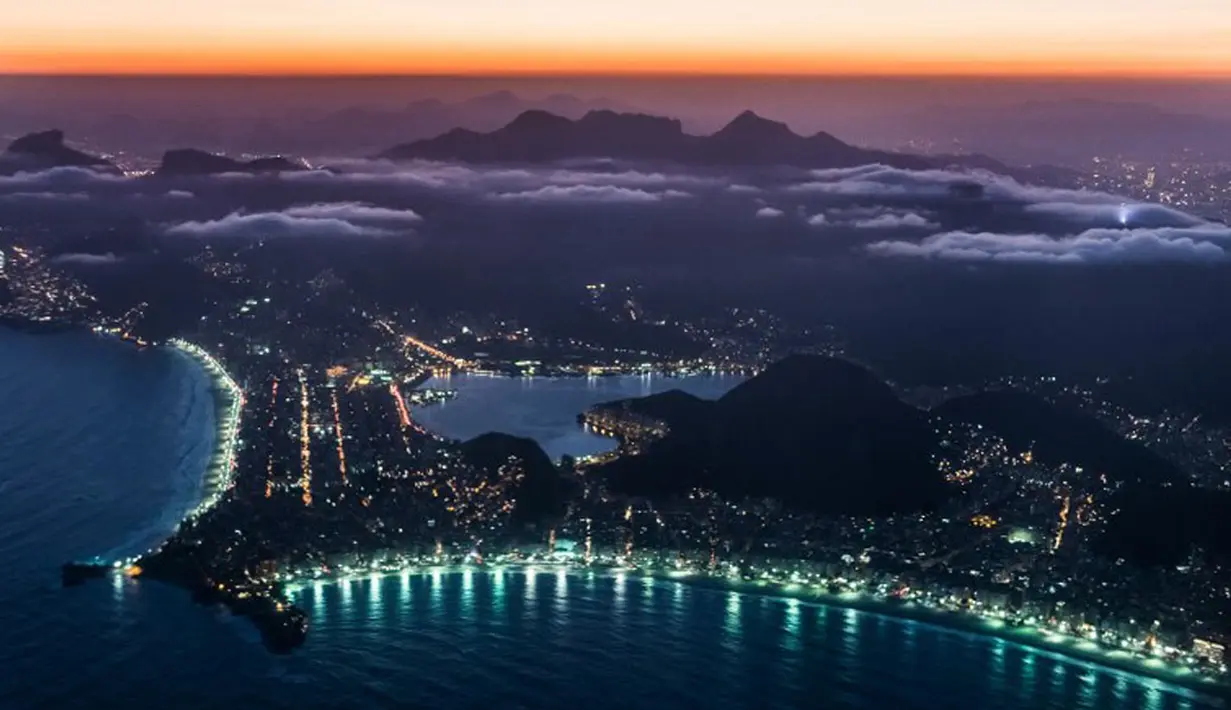 Pemandangan udara dari pantai Copacabana pada saat senja di Rio de Janeiro, Brasil. (AFP PHOTO/Yasuyoshi CHIBA)