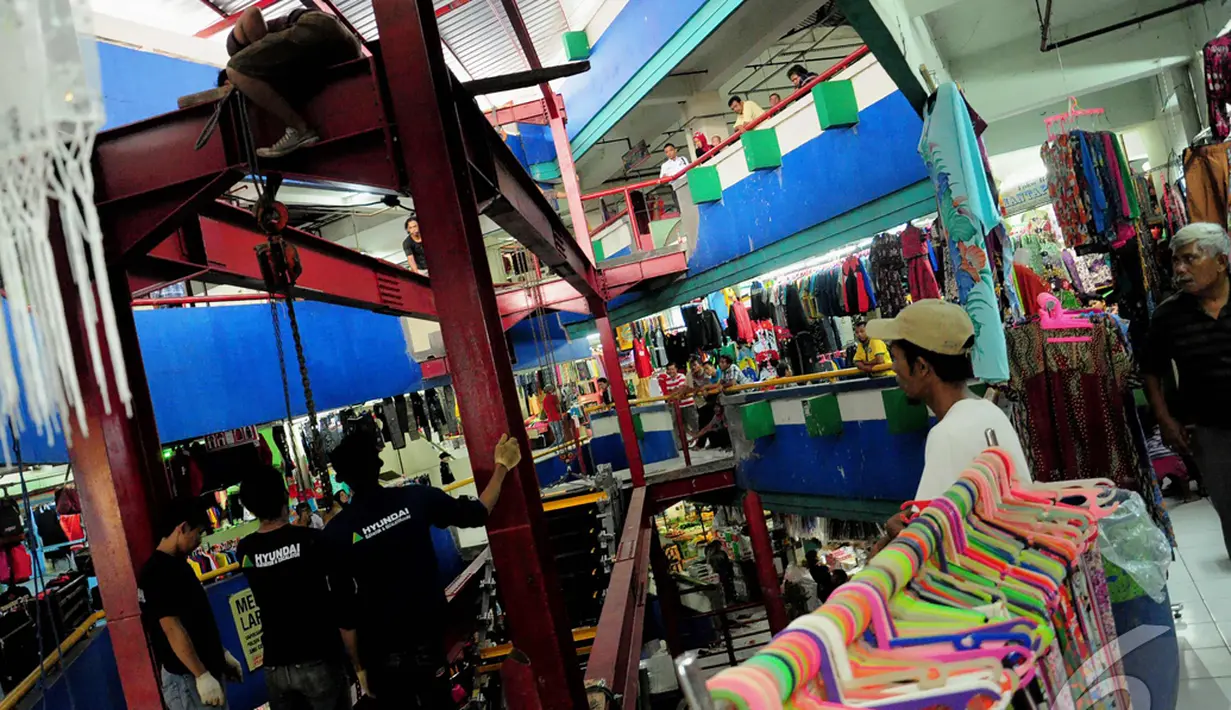 Teknisi sedang memasang eskalator di Blok G, Pasar Tanah Abang, Jakarta Pusat, Selasa (8/7/2014) (Liputan6.com/Faizal Fanani)