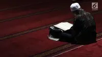 Umat muslim membaca Alquran saat malam takbiran di Masjid Istiqlal, Jakarta, Selasa (4/6/2019). Ratusan umat muslim berdatangan ke Masjid Istiqlal untuk merayakan malam takbir jelang melaksanakan salat Idul Fitri 1440 Hijriah. (Liputan6.com/Helmi Fithriansyah)