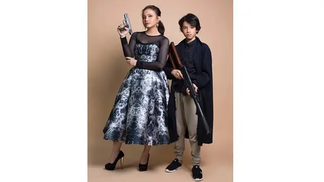 Rizky kerap melakukan pemotretan bersama sang ibunda, kompak banget.