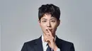 Aktor Korea yang terkenal dengan ketampanan dan kesantunannya, kini hadir menceritakan pengalamannya saat menjadi MC di sebuah acara musik KBS yang bertajuk ‘Music Bank’. (Instagram/parkbOgum)