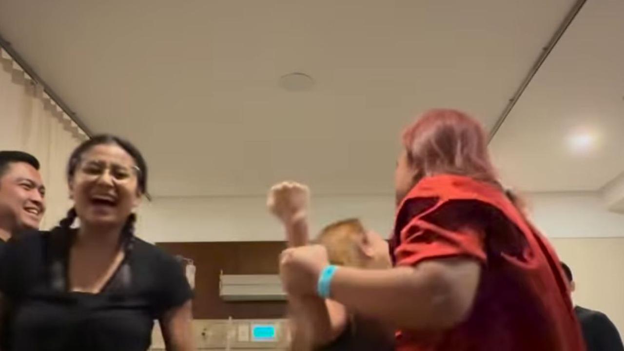 Keanu Kaget Dijenguk Pakai Baju Hitam di Rumah Sakit, Momen Kocaknya Jadi Sorotan