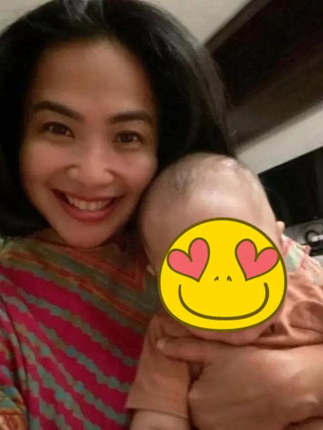 6 Potret Bahagia Artis saat Gendong Cucu, Sudah Jadi Kakek Nenek