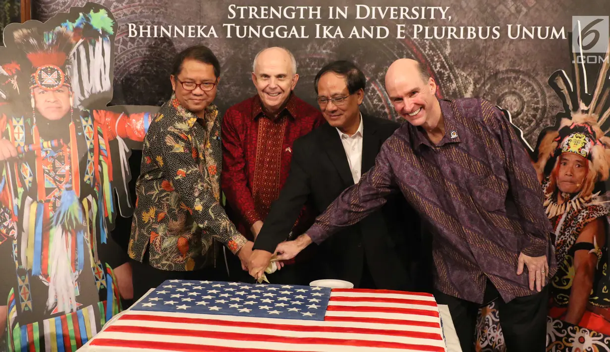 Duta besar Amerika Serikat (AS) untuk Indonesia Joseph R. Donovan Jr, Menkominfo Rudiantara memotong kue saat Perayaan HUT ke-241 Amerika Serikat di kediaman Dubes AS, Jakarta, Kamis (27/7). (Liputan6.com/Angga Yuniar)