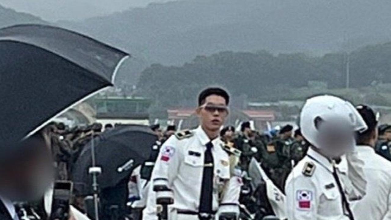Mereka dengan cepat mengetahui keberadaan Nam Joo Hyuk dalam tugas pengawalan Presiden. Hal ini menunjukkan betapa aktor ini memiliki penggemar yang setia dan penuh perhatian terhadap setiap langkahnya.