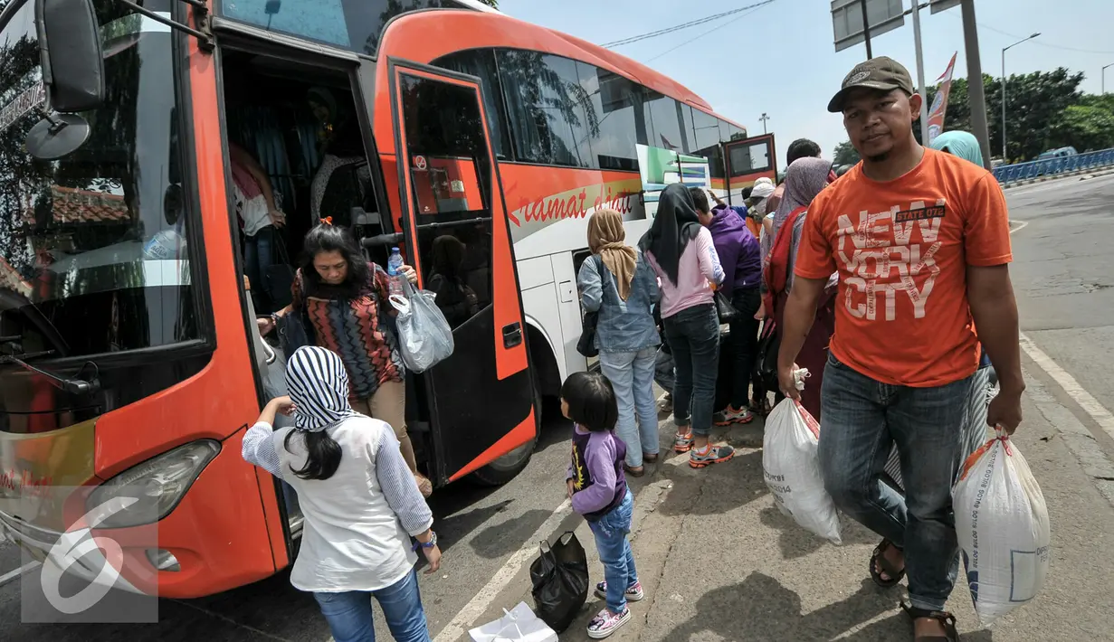 Pemudik turun dari bus antar kota antar provinsi (AKAP) di Terminal Kampung Rambutan, Jakarta Timur, Sabtu (9/7). Puncak arus balik Lebaran diprediksi terjadi pada Sabtu- Minggu (9-10) Juli 2016. (Liputan6.com/Yoppy Renato)