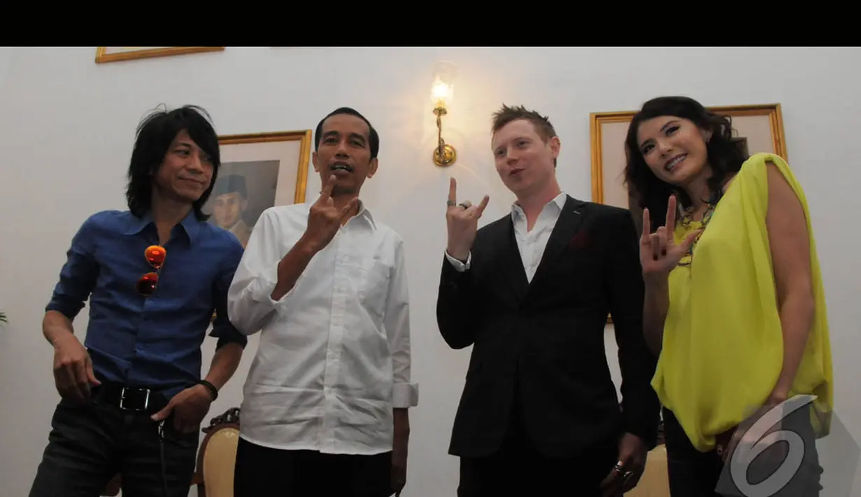 Slank Abdee , Jokowi, Matt dan artis Olga Lydia berpose bersama di Balai Kota, Jakarta, Rabu (6/8/2014) (Liputan6.com/Herman Zakharia)