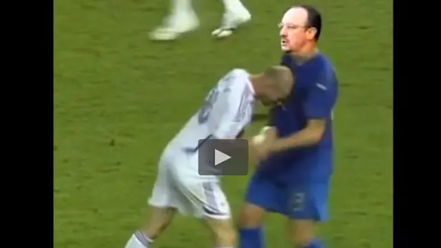 Insiden tanduk kepala Zinedine Zidane pada Marco Materrazzi di final Piala Dunia 2006 dijadikan bahan video lelucon menjadi Zidane menyundul Rafael Benitez yang dipecat sebagai manajer Real Madrid.