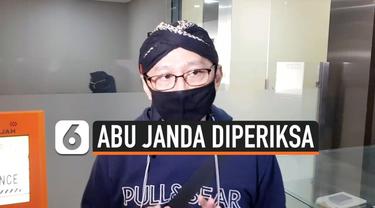 Permadi Arya alias Abu Janda kembali mendatangi Bareskrim Polri untuk diperiksa dalam dugaan kasus cuitan berbau rasisme. Ia dilaporkan KNPI atas dugaan menghina Natalius Pigai.