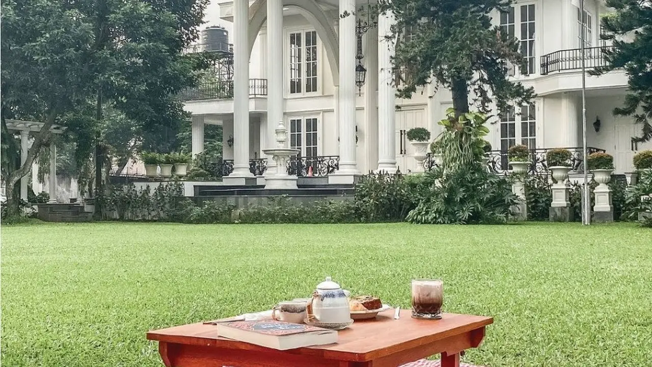 Makan dan Ngopi Cantik Sambil Piknik di Taman Kafe ala Eropa di Sudut Depok